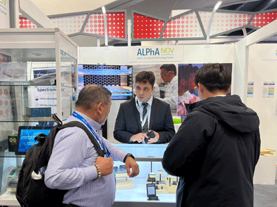 [alt]Emma et Alexandre ont animé le stand ALPhANOV lors du salon